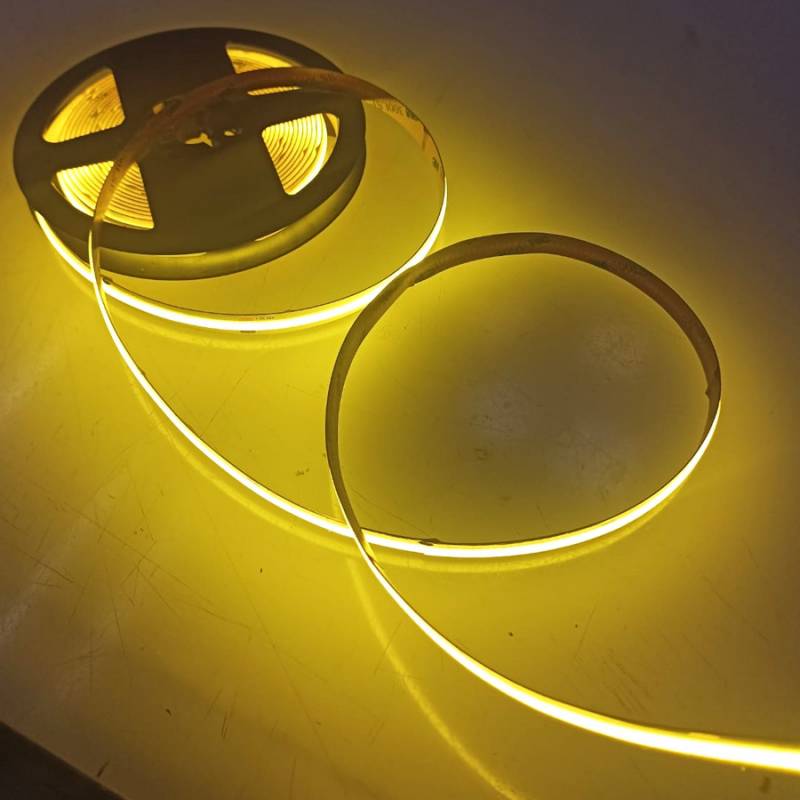 Tira de LED 24V luz continua en color amarillo, con una potencia de 10W por metro. Tira de COB amarillo limón.